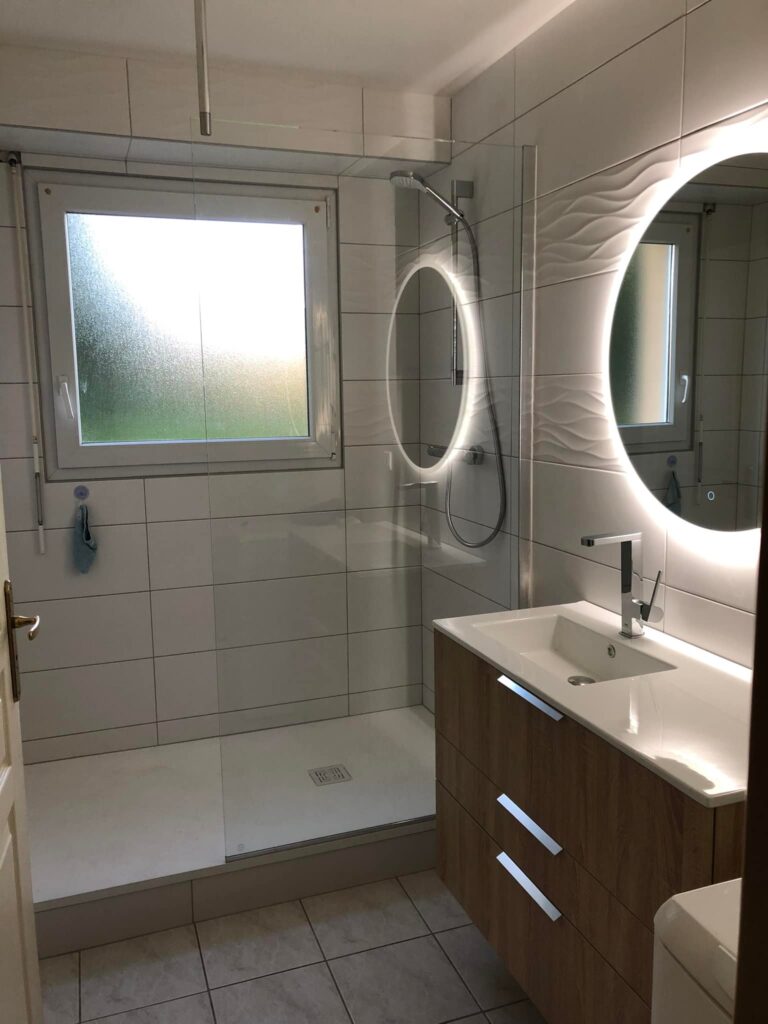 artisan-zepi - salle d'eau avec douche italienne et miroir lumineux