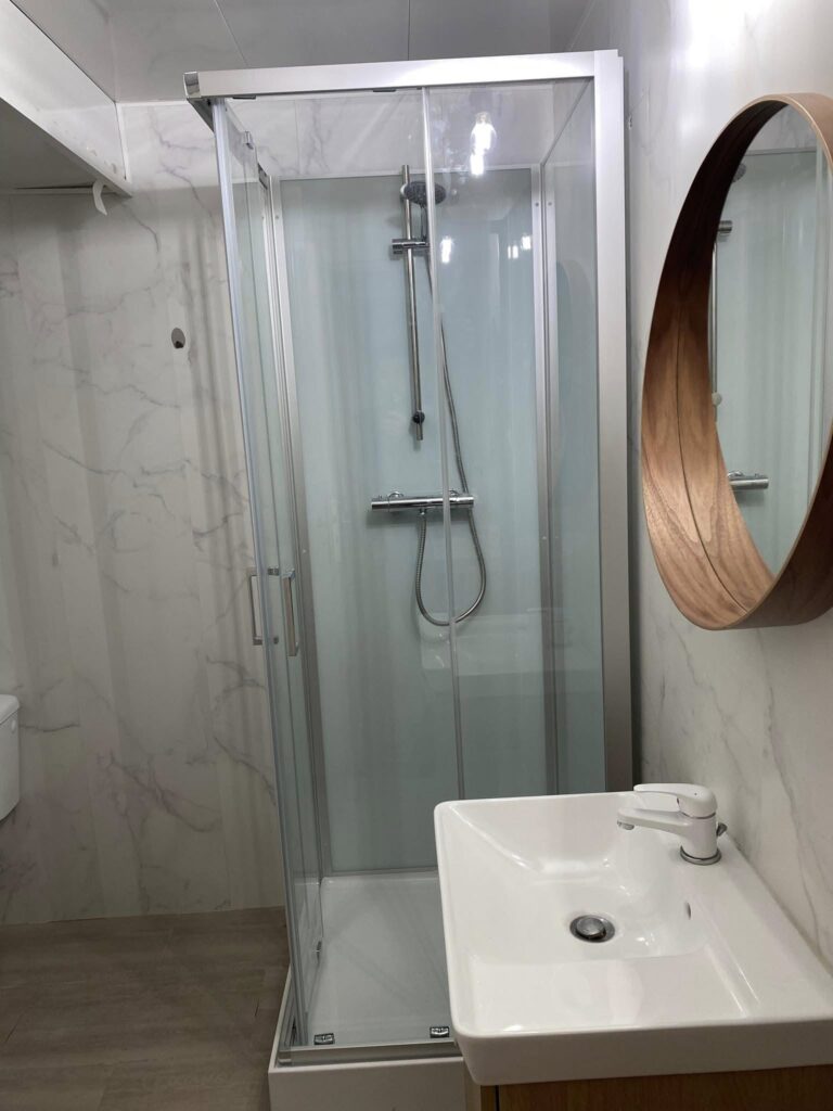 artisan-zepi - salle d'eau avec douche parois vitrée